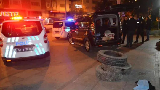 Sinir krizi geçiren vatandaşın meydanda lastik yakma girişimini çevik kuvvet önledi