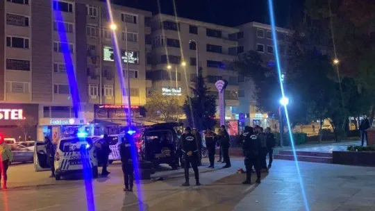 Sinir krizi geçiren vatandaşın meydanda lastik yakma girişimini çevik kuvvet önledi