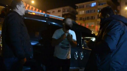 Sinir krizi geçiren vatandaşın meydanda lastik yakma girişimini çevik kuvvet önledi