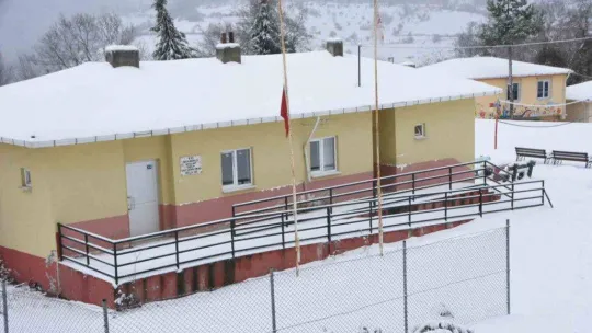 Sinop'ta kapanan köy yollarında karla mücadele