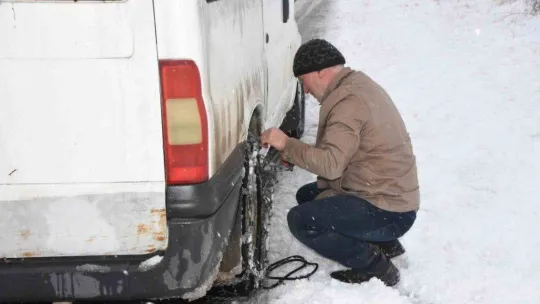Sinop'ta kapanan köy yollarında karla mücadele