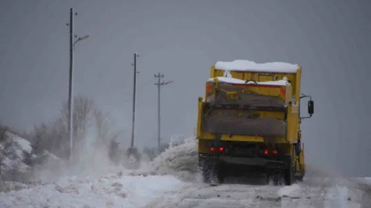 Sinop'ta kapanan köy yollarında karla mücadele