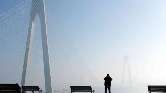 Sis bulutlarının içinde kaybolan Yavuz Sultan Selim Köprüsü, kartpostallık görüntüler oluşturdu