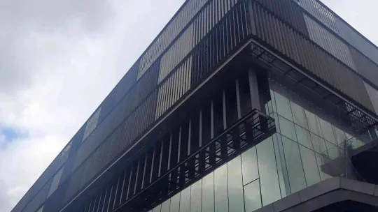 Şişli Belediyesi'nde staj gören genç kız, belediye binasının çatısından düşerek hayatını kaybetti