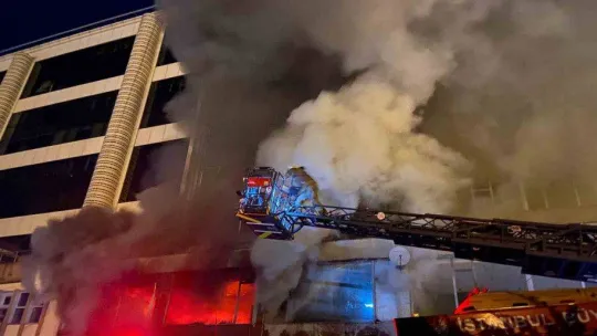 Şişli'de 8 katlı boş binanın 2'nci katı alev alev yandı