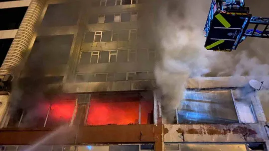 Şişli'de 8 katlı boş binanın 2'nci katı alev alev yandı