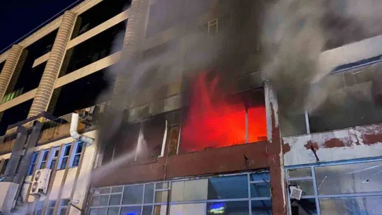 Şişli'de 8 katlı boş binanın 2'nci katı alev alev yandı