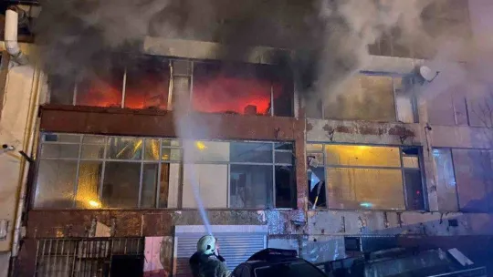 Şişli'de 8 katlı boş binanın 2'nci katı alev alev yandı