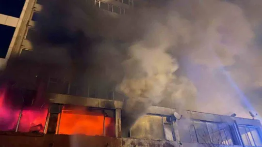 Şişli'de 8 katlı boş binanın 2'nci katı alev alev yandı