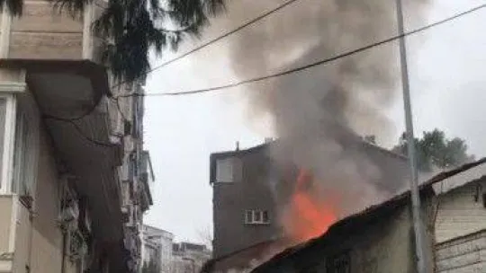 Şişli'de iki gecekondu alev alev yandı