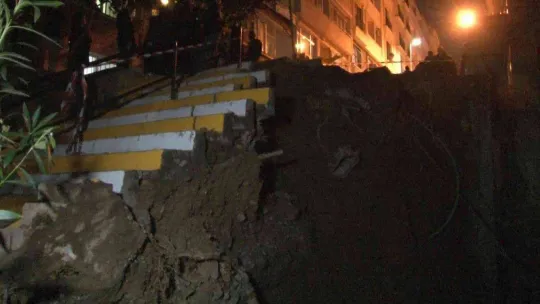 Şişli'de inşaat alanının üstündeki yol çöktü: Vatandaşlar korku ile sokağa döküldü