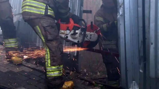 Şişli'de itfaiye ekipleri binadan kopan parçaların altında kalmaktan kıl payı kurtuldu