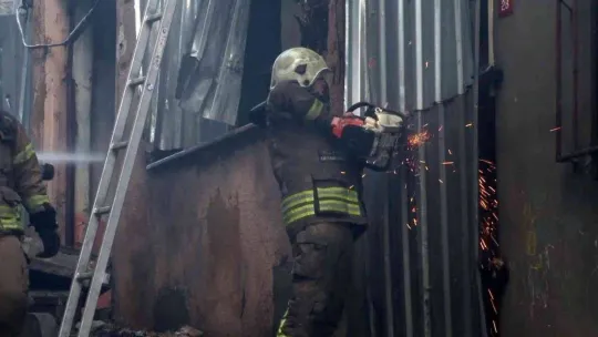 Şişli'de itfaiye ekipleri binadan kopan parçaların altında kalmaktan kıl payı kurtuldu