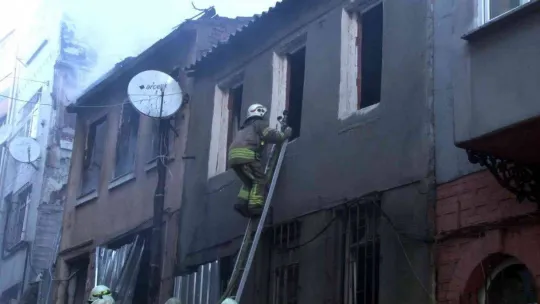 Şişli'de itfaiye ekipleri binadan kopan parçaların altında kalmaktan kıl payı kurtuldu