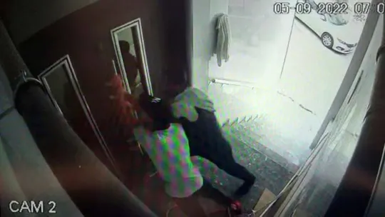 Şişli'de LCD ekran hırsızları kamerada: Önce kilidi kırıp içeri girdiler, ertesi gün binaya tırmandılar