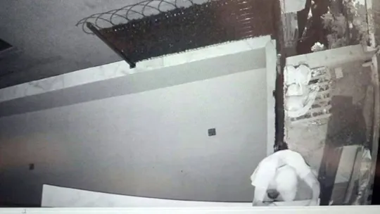 Şişli'de LCD ekran hırsızları kamerada: Önce kilidi kırıp içeri girdiler, ertesi gün binaya tırmandılar