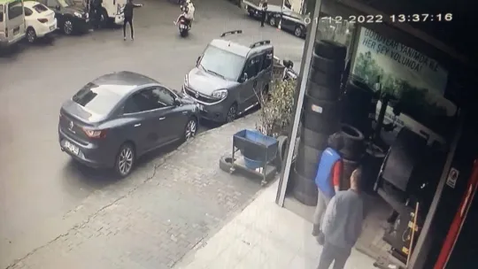 Şişli'de motosikletteki 2 kişiye silahlı saldırı: Olay anı kameraya yansıdı