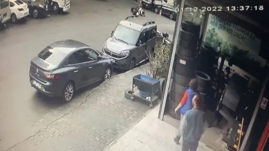 Şişli'de motosikletteki 2 kişiye silahlı saldırı: Olay anı kameraya yansıdı
