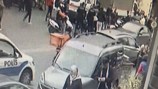 Şişli'de motosikletteki 2 kişiye silahlı saldırı: Olay anı kameraya yansıdı