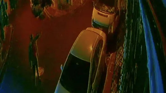 Şişli'de nefes kesen kovalamaca kamerada: Polis suçluları silah çekip metrelerce kovaladı