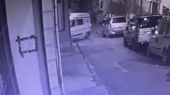 Şişli'de nefes kesen kovalamaca kamerada: Polis suçluları silah çekip metrelerce kovaladı