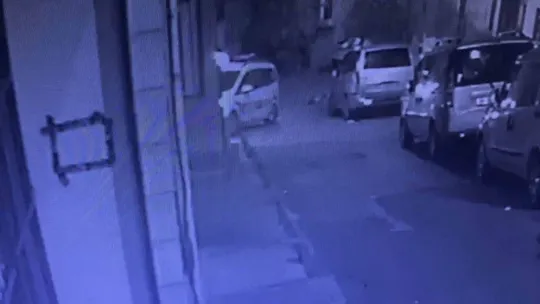 Şişli'de nefes kesen kovalamaca kamerada: Polis suçluları silah çekip metrelerce kovaladı