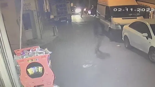 Şişli'de nefes kesen kovalamaca kamerada: Polis suçluları silah çekip metrelerce kovaladı