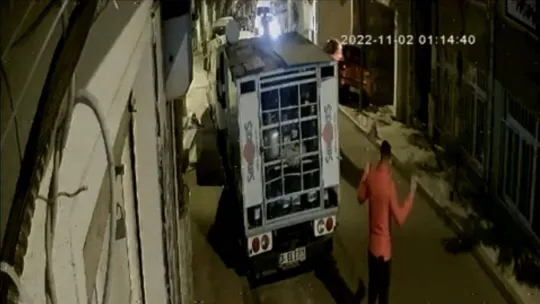 Şişli'de nefes kesen kovalamaca kamerada: Polis suçluları silah çekip metrelerce kovaladı