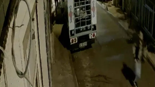 Şişli'de nefes kesen kovalamaca kamerada: Polis suçluları silah çekip metrelerce kovaladı