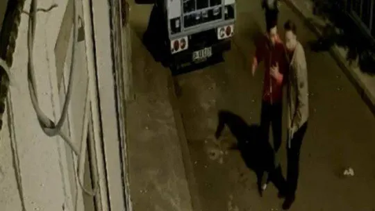 Şişli'de nefes kesen kovalamaca kamerada: Polis suçluları silah çekip metrelerce kovaladı