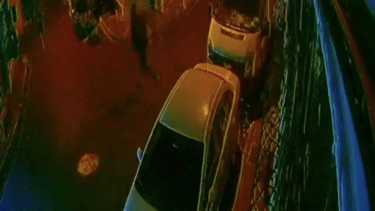 Şişli'de nefes kesen kovalamaca kamerada: Polis suçluları silah çekip metrelerce kovaladı