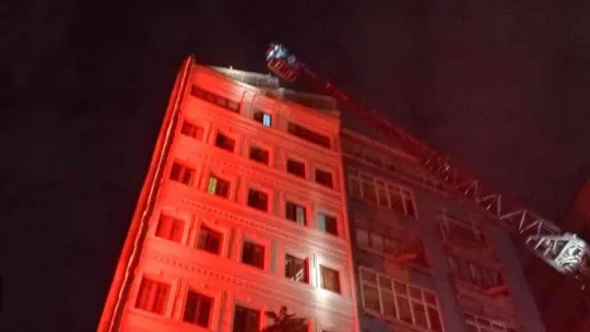 Şişli'de otelde çıkan yangın büyük paniğe neden oldu, 1 kişi dumandan etkilendi