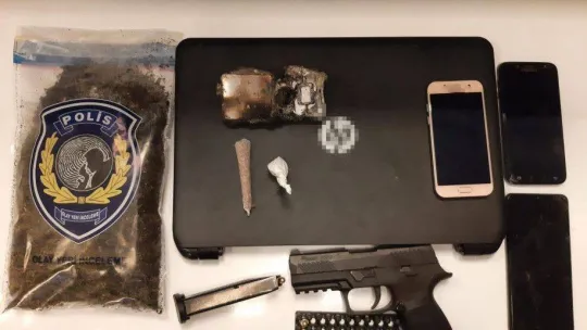 Şişli'de polisi gören şüpheli, bonzaiyi sobaya attı