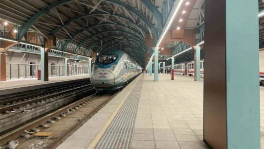 Sivas'ta YHT ilk yolculu seferinde depremzedeleri taşıdı