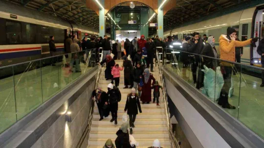 Sivas'ta YHT ilk yolculu seferinde depremzedeleri taşıdı