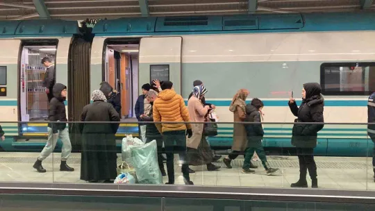 Sivas'ta YHT ilk yolculu seferinde depremzedeleri taşıdı