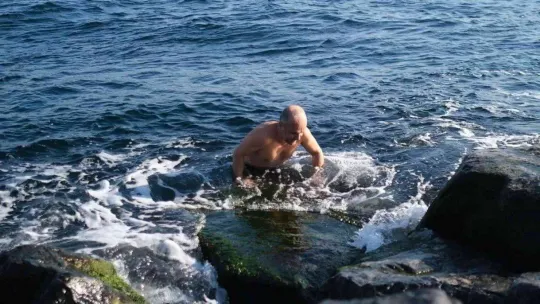 Soğuk havaya aldırış etmeden 10 yıldır denize giriyor