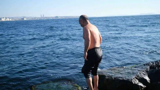 Soğuk havaya aldırış etmeden 10 yıldır denize giriyor