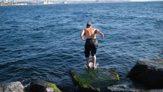 Soğuk havaya aldırış etmeden 10 yıldır denize giriyor
