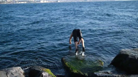 Soğuk havaya aldırış etmeden 10 yıldır denize giriyor