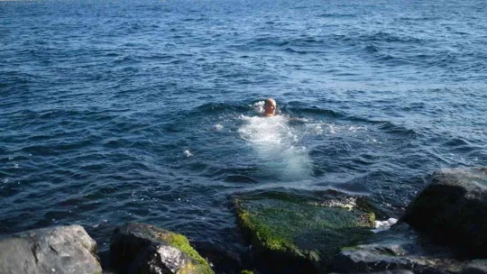 Soğuk havaya aldırış etmeden 10 yıldır denize giriyor