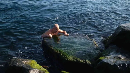 Soğuk havaya aldırış etmeden 10 yıldır denize giriyor