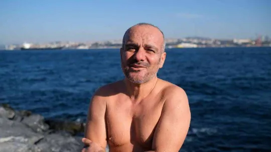Soğuk havaya aldırış etmeden 10 yıldır denize giriyor