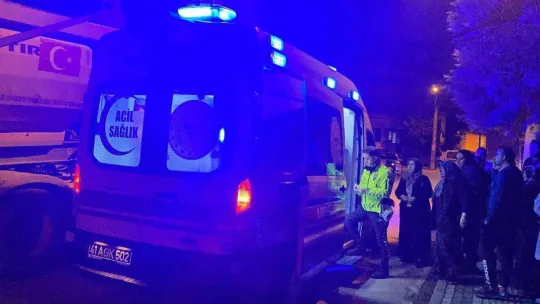 Sokağa süratli girdi, park halindeki kamyona çarptı: 2 yaralı