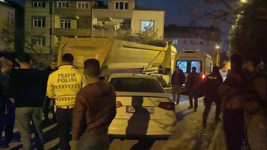 Sokağa süratli girdi, park halindeki kamyona çarptı: 2 yaralı