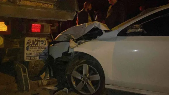 Sokağa süratli girdi, park halindeki kamyona çarptı: 2 yaralı