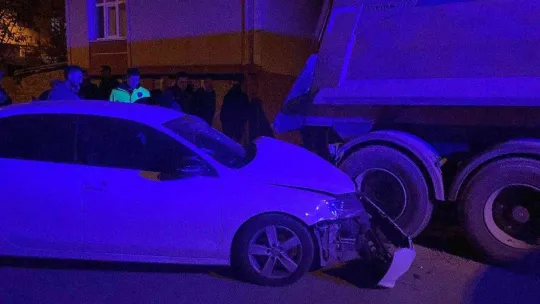 Sokağa süratli girdi, park halindeki kamyona çarptı: 2 yaralı