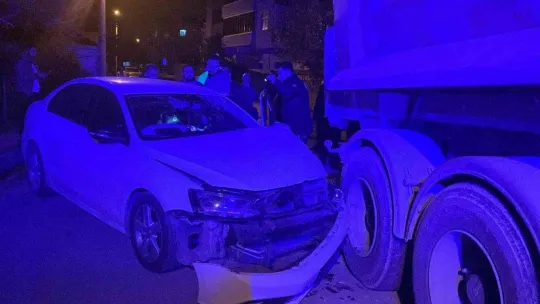 Sokağa süratli girdi, park halindeki kamyona çarptı: 2 yaralı