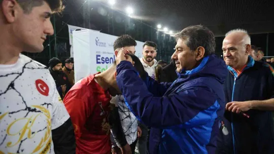 Sokak Ligi'nin finalinde eski hakem Ahmet Çakar düdük çaldı