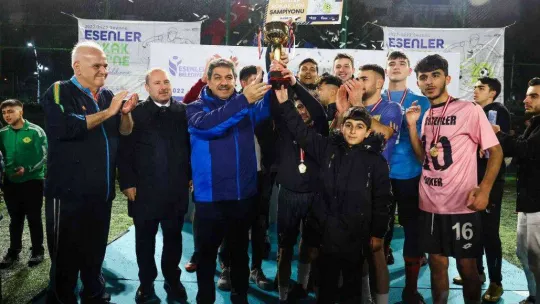 Sokak Ligi'nin finalinde eski hakem Ahmet Çakar düdük çaldı